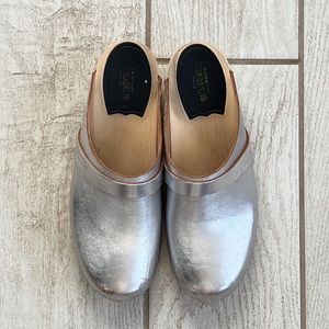 Swedish Hasbeens Metallic Silver Clogs | size 39